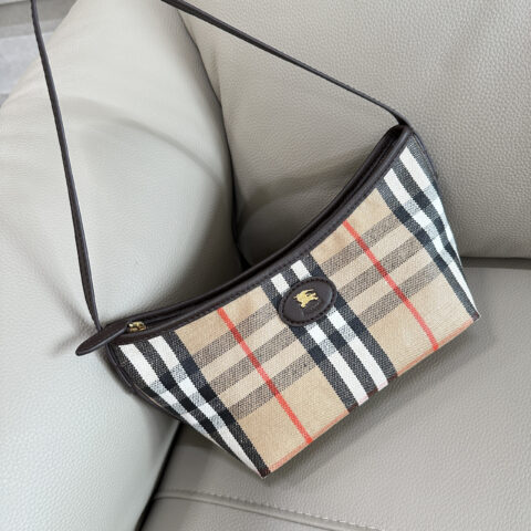 Burberry B家新款肩背包 型号2781