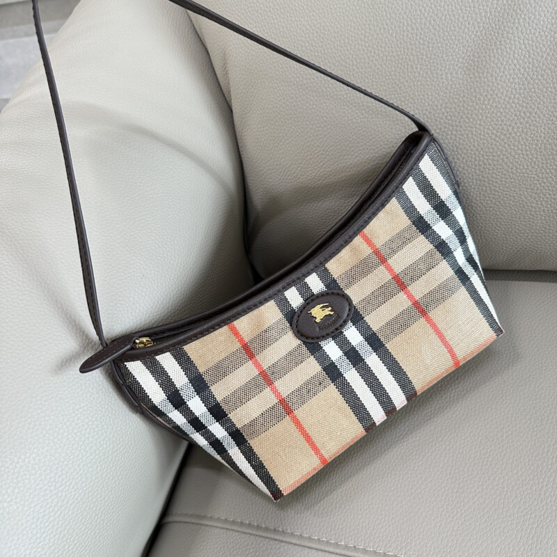 Burberry B家新款肩背包 型号2781