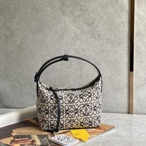 LOEWE Cubi绣花腋下包 0559