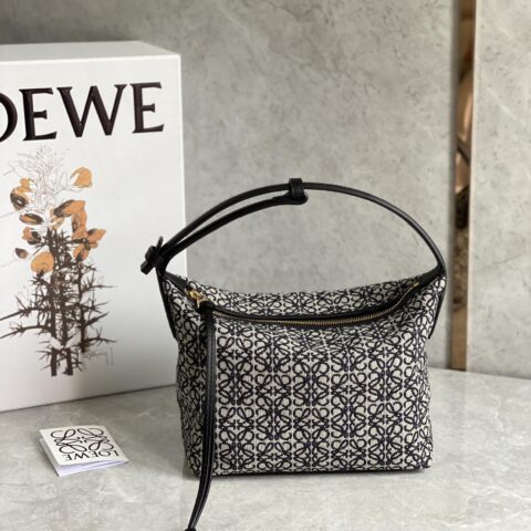 LOEWE Cubi绣花腋下包 0559