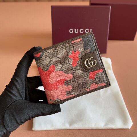 GUCCI 双折钱包以大理石纹GG字母图案涂层织物打造 型号：834271 红迷彩/pvc