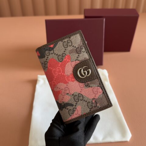 GUCCI 长款卡片夹以大理石纹GG字母图案涂层织物打造 型号：834691 红迷彩/pvc
