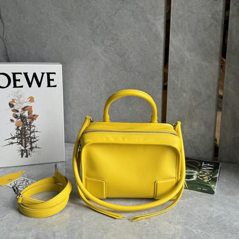 LOEWE 𝐴𝑚𝑎𝑧𝑜𝑛𝑎 180重新诠释 L家传奇手袋 0812