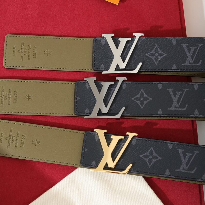 LV 双面腰带此次拼接明亮牛皮革和 Monogram Eclipse 帆布