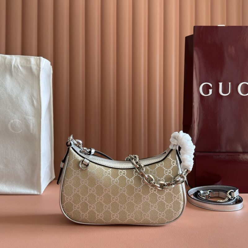 GUCCI GG Emblem系列型号:847447银/pvc