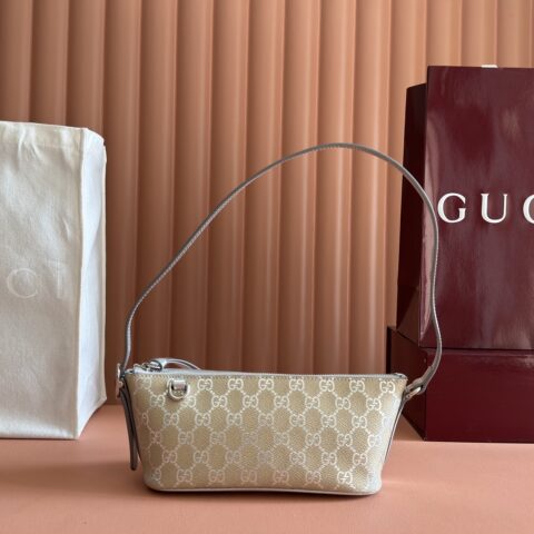 GUCCI GG Emblem系列小号肩背包 型号:847281 银/pvc