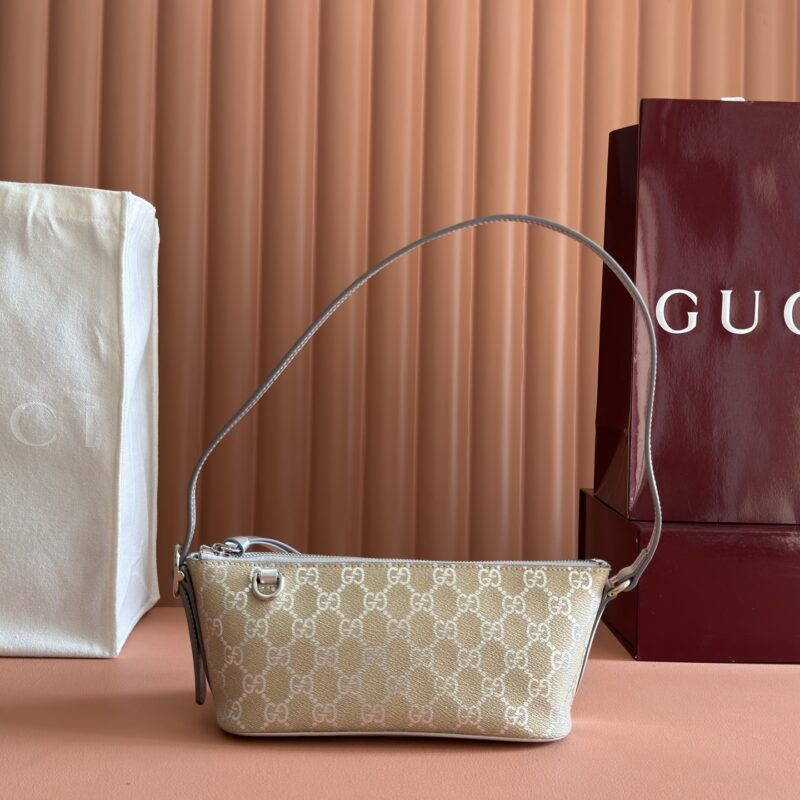 GUCCI GG Emblem系列小号肩背包 型号:847281 银/pvc