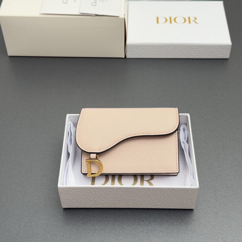 DIOR Bloom马鞍卡夹系列 型号：S5611  胭脂粉山羊纹/小牛皮