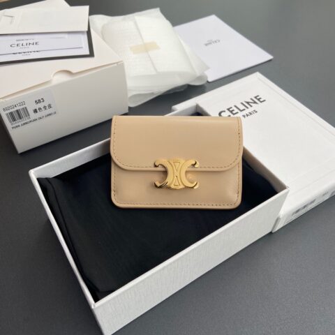 CELINE TRIOMPHE亮泽牛皮革翻蓋卡包 编号:10I582CPJ.04LU 583 裸色全皮