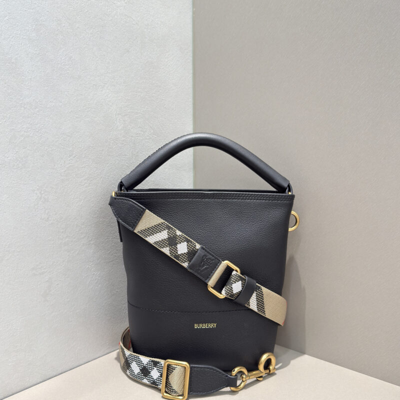 Burberry B家最新B字型卡扣水桶包 型号5941