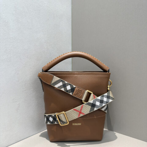 Burberry B家最新B字型卡扣水桶包 型号5941