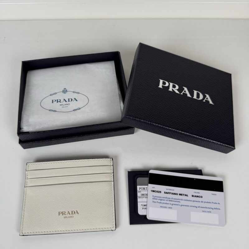 PRADA P家➡️ 平纹纳帕皮小卡包，男女通用款式，型号1MC025