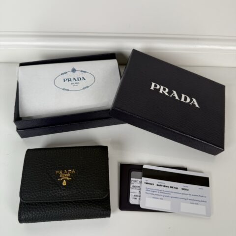 PRADA P家➡️女士鹿皮短夹，原单品质，型号1MH043