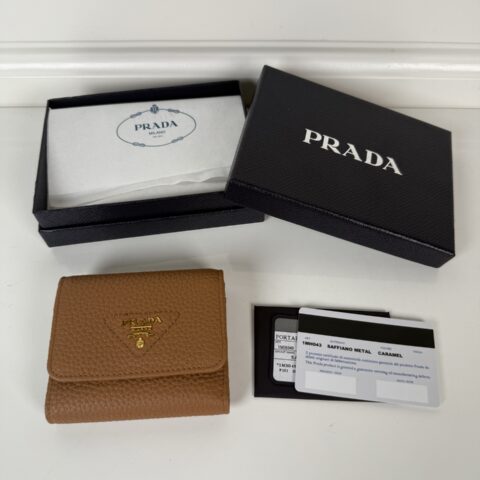 PRADA P家➡️女士鹿皮短夹，原单品质，型号1MH043