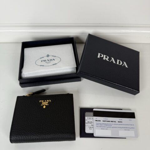 PRADA P家➡️男女通用短款钱包，型号1ML050