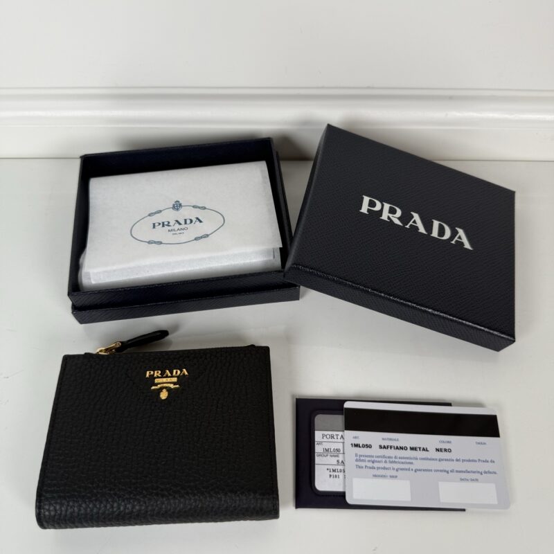 PRADA P家➡️男女通用短款钱包，型号1ML050
