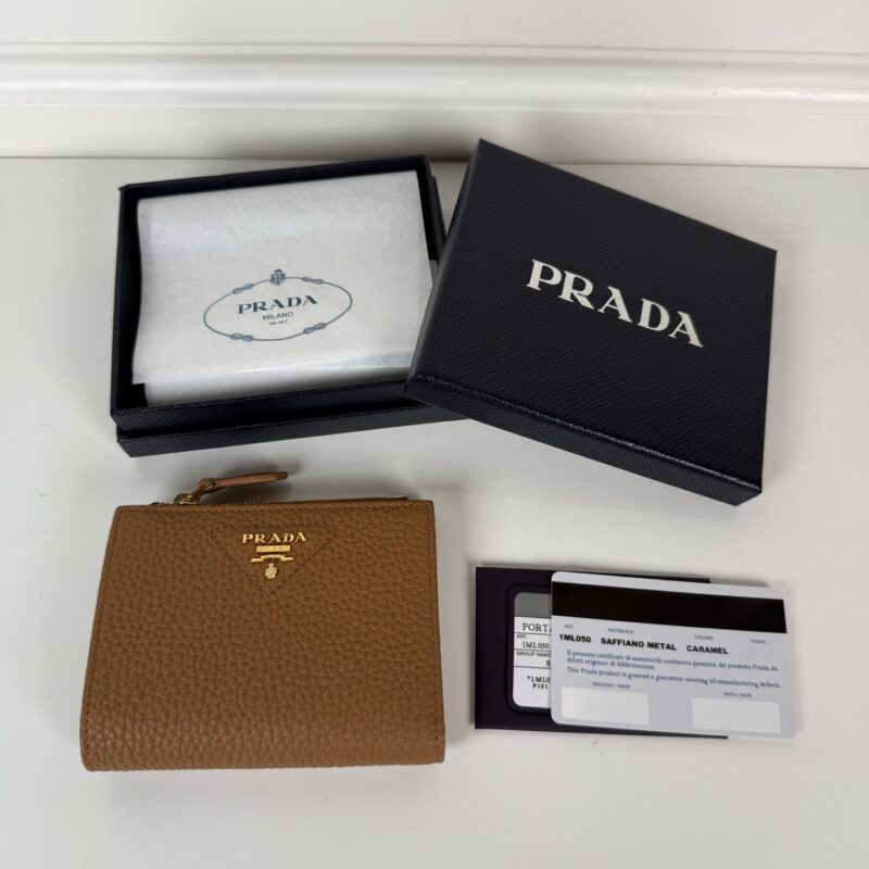 PRADA P家➡️男女通用短款钱包，型号1ML050
