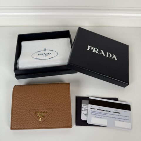PRADA P家➡️女士两折短夹，型号1M0204