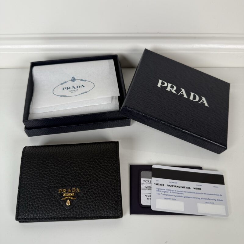 PRADA P家➡️女士两折短夹，型号1M0204