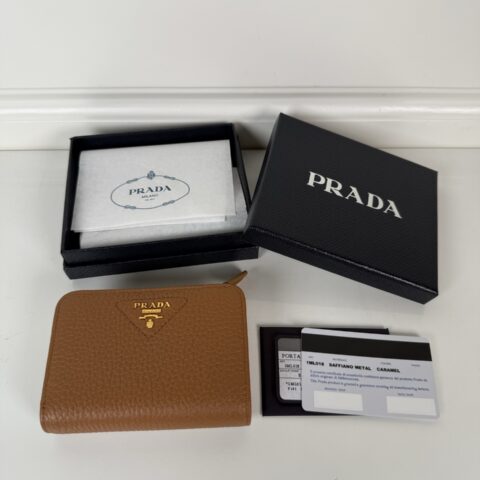 PRADA P家➡️女士摔纹牛皮短夹,型号1ML018