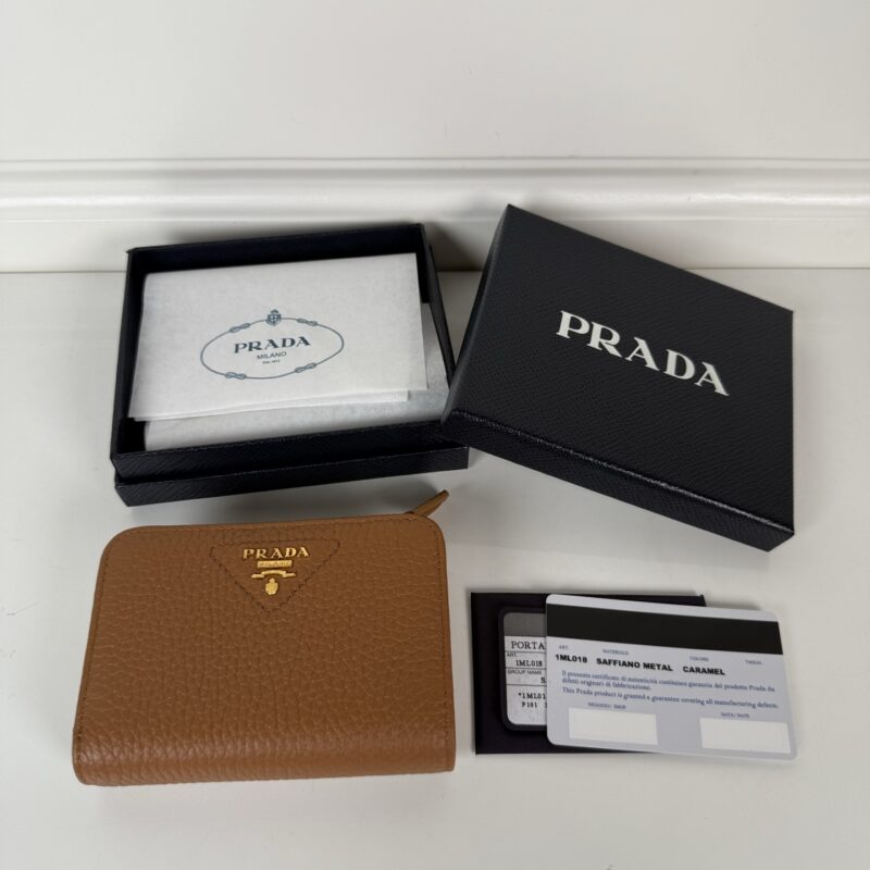 PRADA P家➡️女士摔纹牛皮短夹,型号1ML018