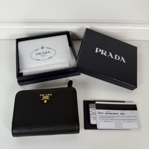 PRADA P家➡️女士摔纹牛皮短夹,型号1ML018