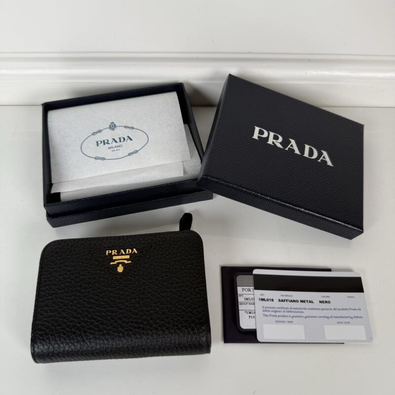 PRADA P家➡️女士摔纹牛皮短夹,型号1ML018