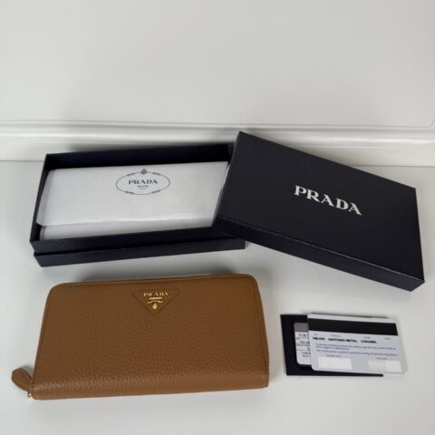PRADA P家➡️鹿纹皮单拉链皮夹，型号1ML506中性男女通用款