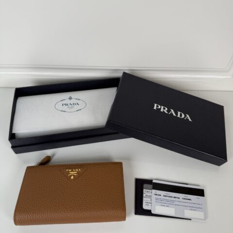 PRADA 精致的皮革钱包采用按扣开合 商品货号: 1ML009_2CYS_F03BH