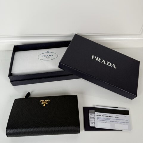 PRADA 精致的皮革钱包采用按扣开合 商品货号: 1ML009_2CYS_F03BH