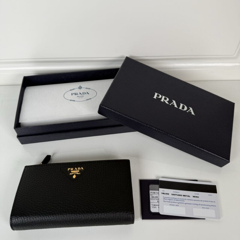 PRADA 精致的皮革钱包采用按扣开合 商品货号: 1ML009_2CYS_F03BH