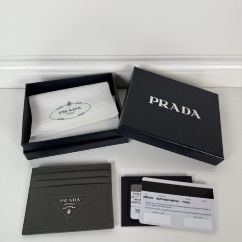 PRADA P家➡️男士升级版鹿皮小卡包，灰色，型号2MC223