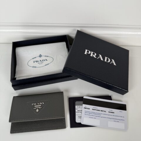 PRADA P家➡️ 男女通用小卡包，灰色，型号:2MF028