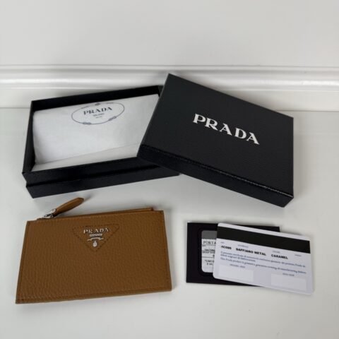 PRADA P家➡️焦糖色细鹿皮卡包，型号：2MC086，男女通用款