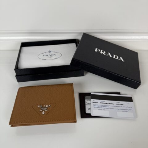 PRADA P家➡️女士两折短夹，型号1M0204，细纹鹿皮制作
