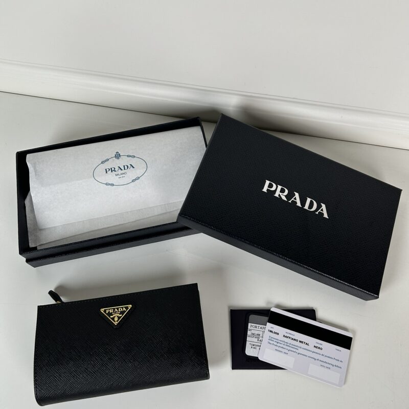 PRADA 精致的皮革钱包采用按扣开合 1ML009_2CYS_F03BH