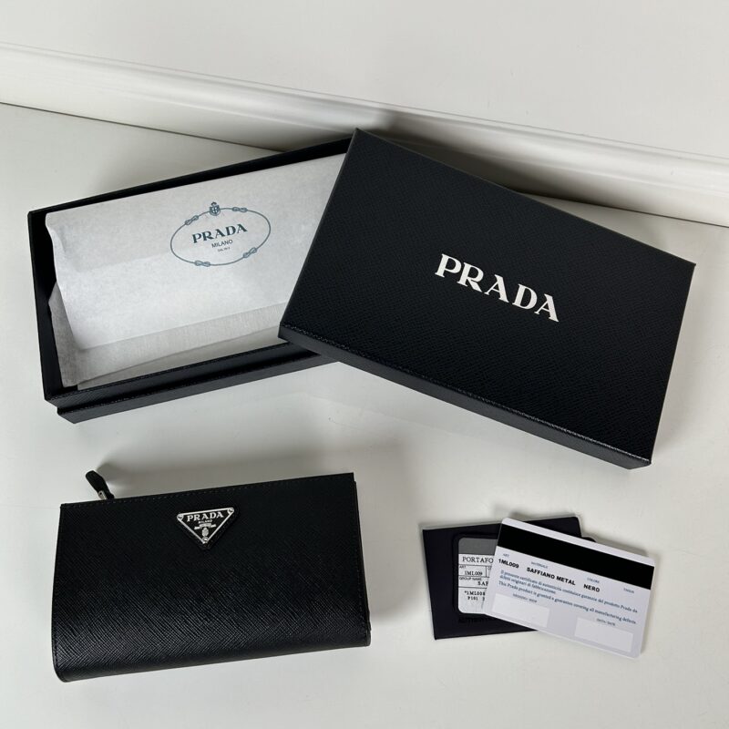 PRADA 精致的皮革钱包采用按扣开合 1ML009_2CYS_F03BH
