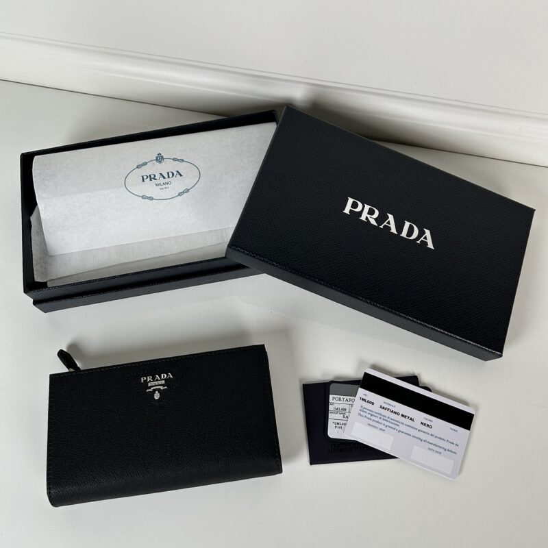 PRADA 精致的皮革钱包采用按扣开合 1ML009_2CYS_F03BH