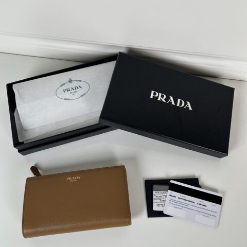 PRADA 精致的皮革钱包采用按扣开合 1ML009_2CYS_F03BH