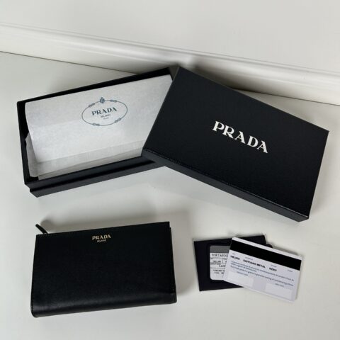 PRADA 精致的皮革钱包采用按扣开合 1ML009_2CYS_F03BH