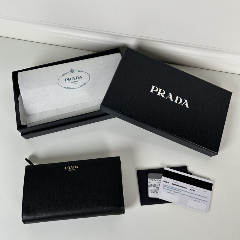 PRADA 精致的皮革钱包采用按扣开合 1ML009_2CYS_F03BH