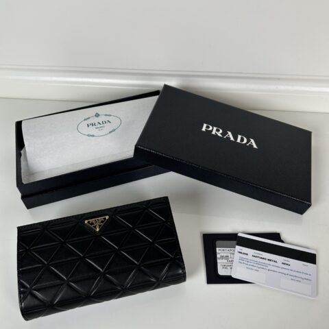PRADA 精致的皮革钱包采用按扣开合 1ML009_2CYS_F03BH