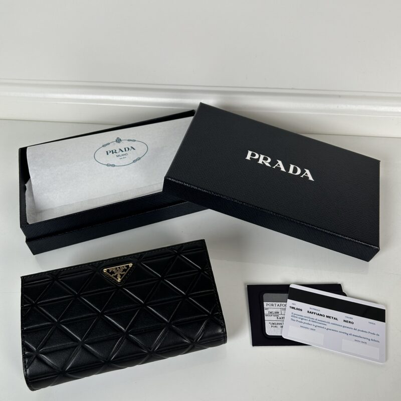 PRADA 精致的皮革钱包采用按扣开合 1ML009_2CYS_F03BH