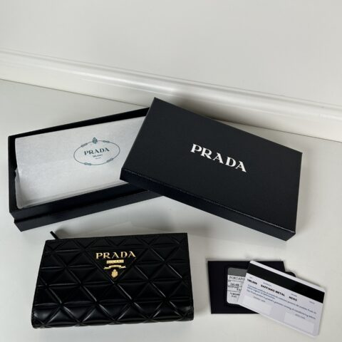 PRADA 精致的皮革钱包采用按扣开合 1ML009_2CYS_F03BH
