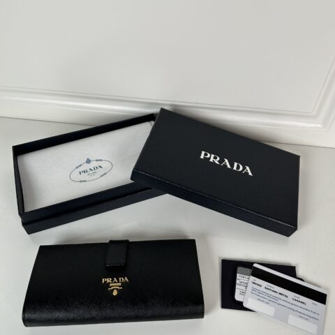 PRADA P家➡️最新散字皮夹，型号1MV025