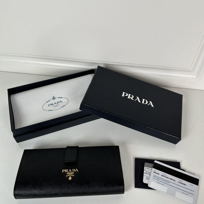 PRADA P家➡️最新散字皮夹，型号1MV025