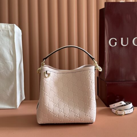 GUCCI GG Emblem系列 型号：815118 杏粉色/压花