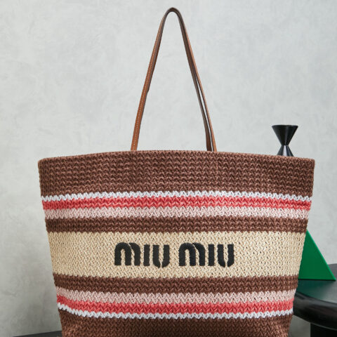 MIUMIU新正面标志性刺绣 5BG228 烟草色