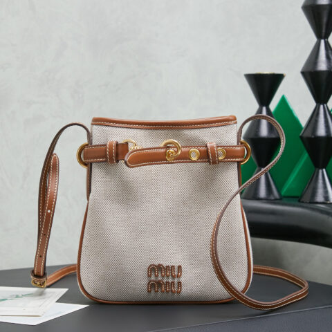 MIUMIU 新品迷你福袋小水桶包Aventure 5NR461白色帆布