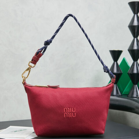 MIUMIU 新品牛仔布饭盒包 5NE841 酒红色
